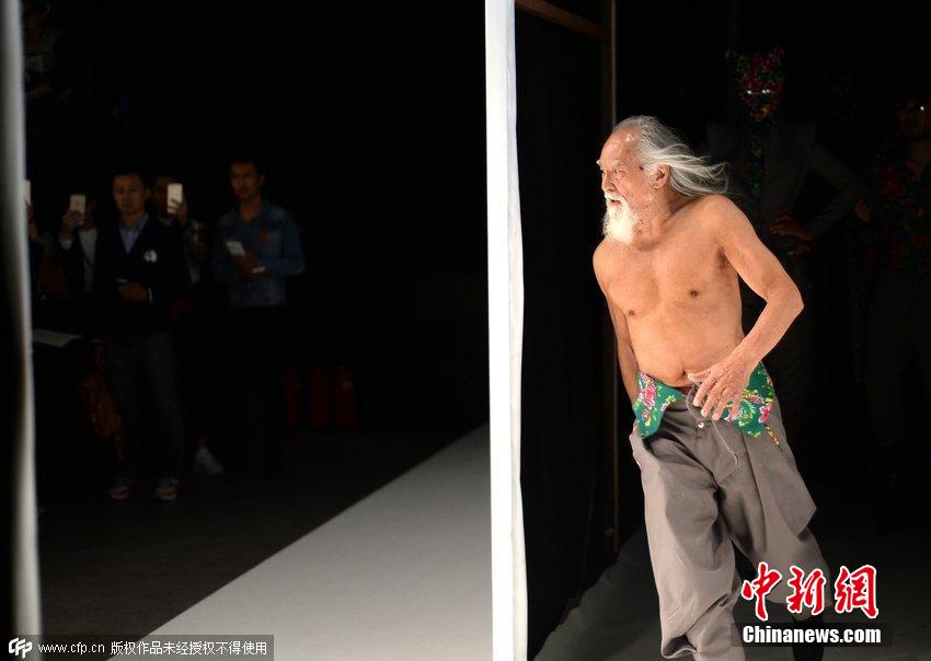 图为79岁老翁王德顺走秀。中新社发 杨阳 摄