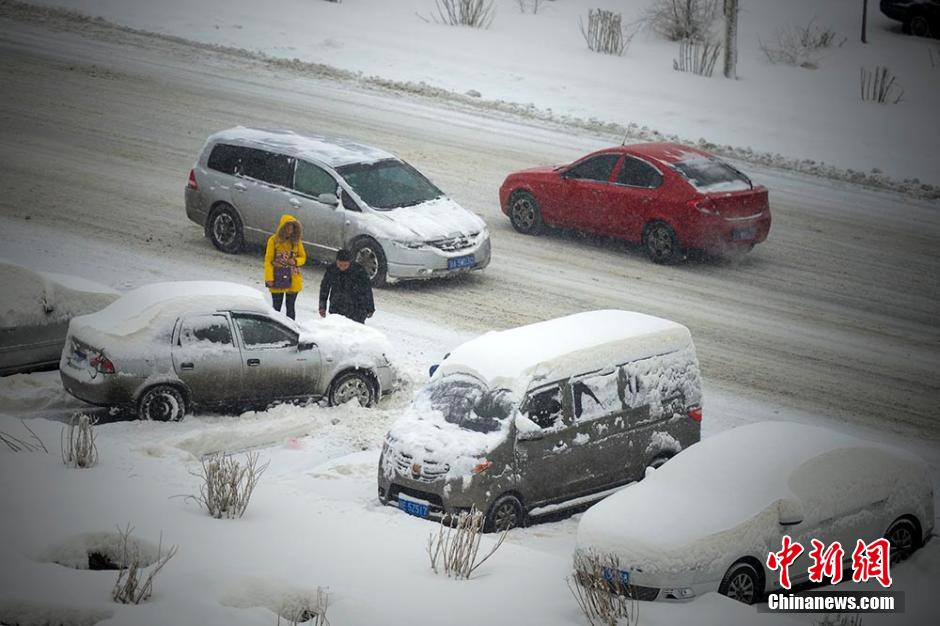 乌鲁木齐持续降雪30小时 积雪厚度超20厘米