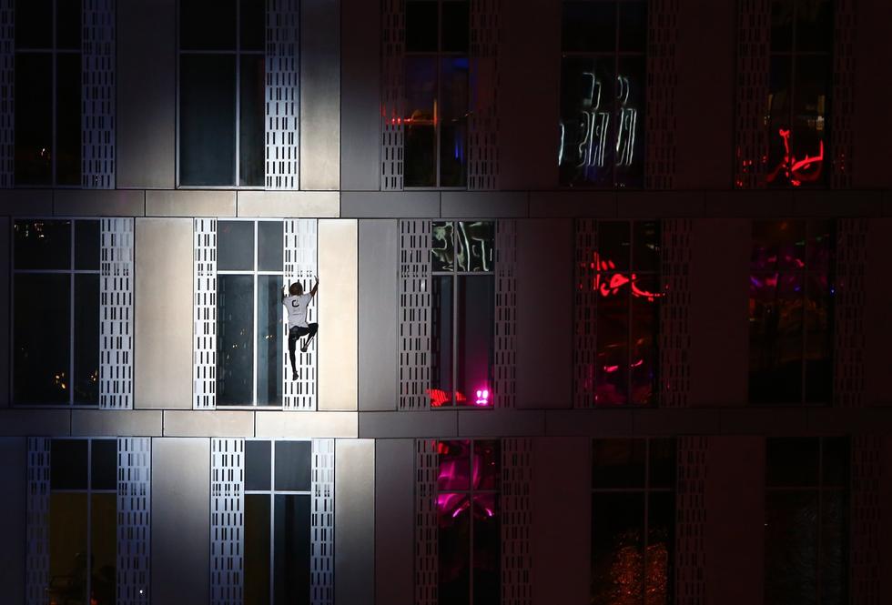 法国“蜘蛛人”夜攀世界最高扭曲大厦场面惊险