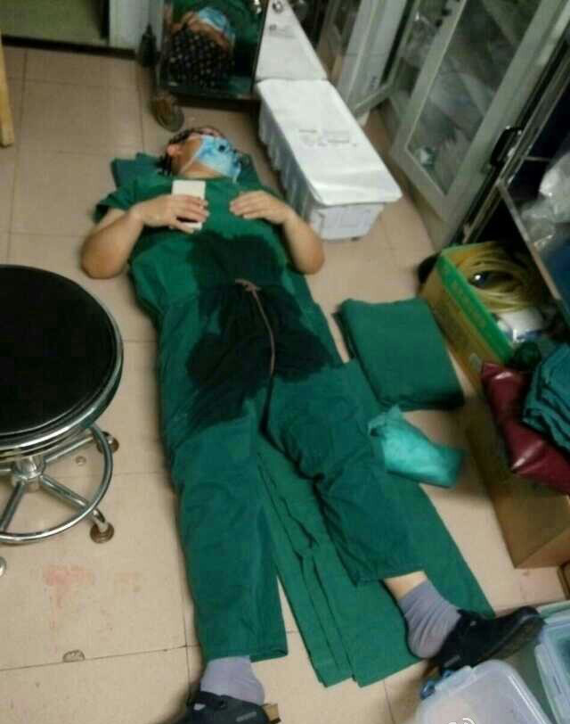 太累了，躺在手术室的地上就睡了。