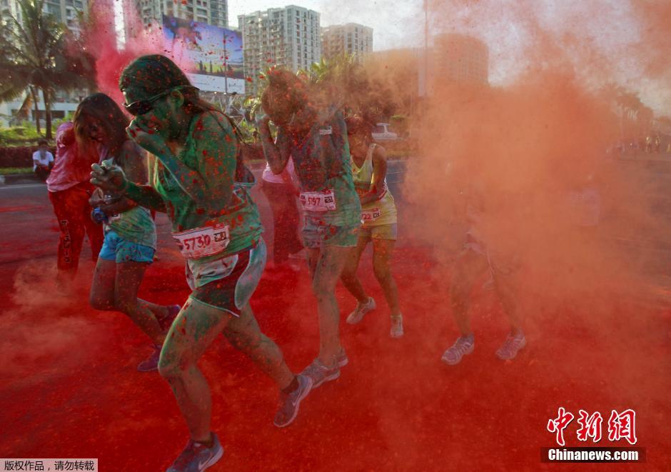 当地时间2015年4月19日，菲律宾马尼拉帕赛市，数百名民众参加彩色跑，倡导健康生活方式。