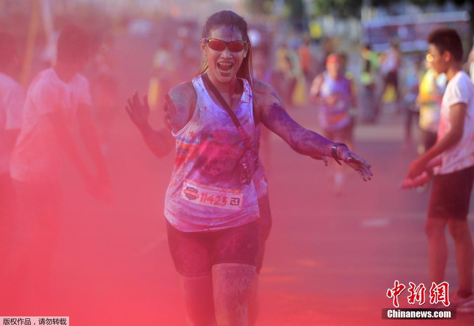 当地时间2015年4月19日，菲律宾马尼拉帕赛市，数百名民众参加彩色跑，倡导健康生活方式。