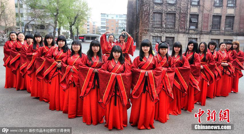 仪式结束后，同学在校园内合影留念。