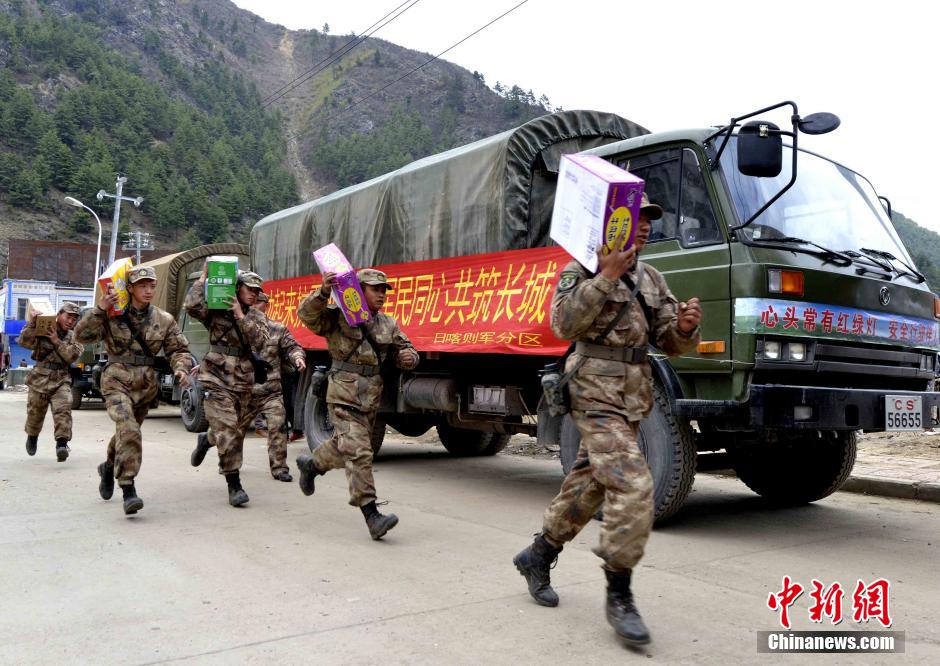 4月26日，西藏军区日喀则军分区的救援突击队抵达西藏吉隆重灾区。