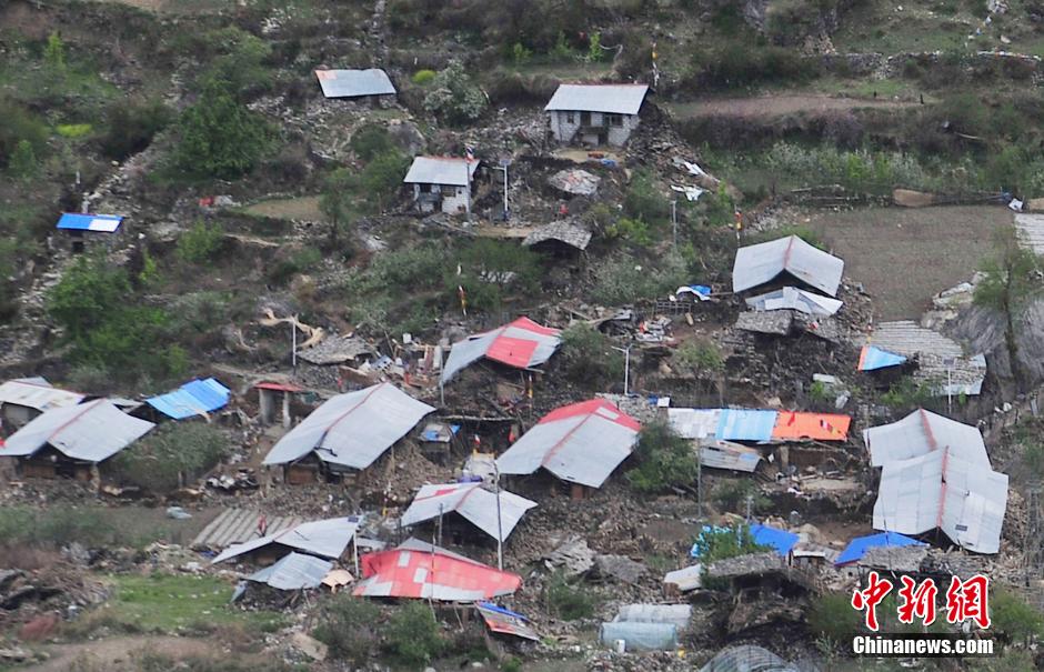 图为吉隆镇航拍图，可见部分房屋受损。
