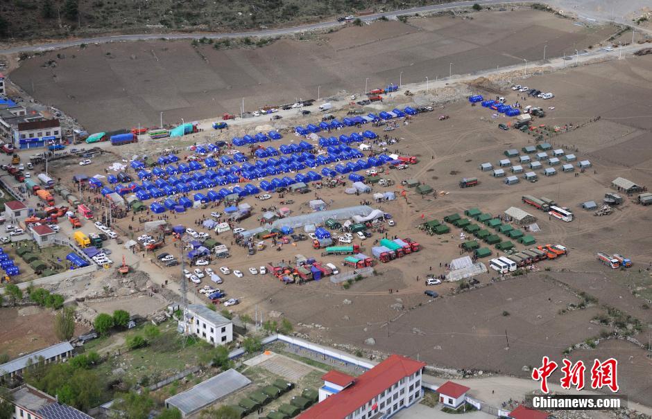 图为吉隆镇航拍图，可见空地上已搭起大量帐篷。