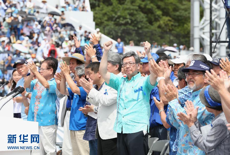 5月17日，在日本冲绳县那霸市，日本冲绳县知事翁长雄志（中）在集会上向民众致意。