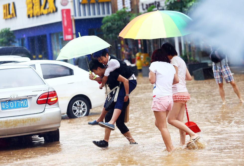 东莞降暴雨街道一片汪洋