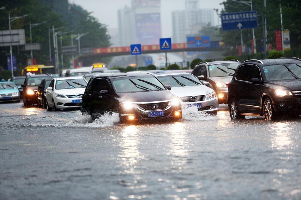 东莞降暴雨街道一片汪洋