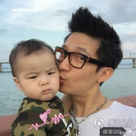 陈楚生在520表现浓浓父爱，秀出亲吻儿子额照片，并写道：“我以为我们在甜蜜的自拍，可...你是有多嫌弃你爸！！”
