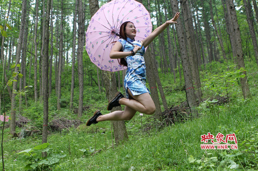 女大学生穿旗袍施展凌波微步