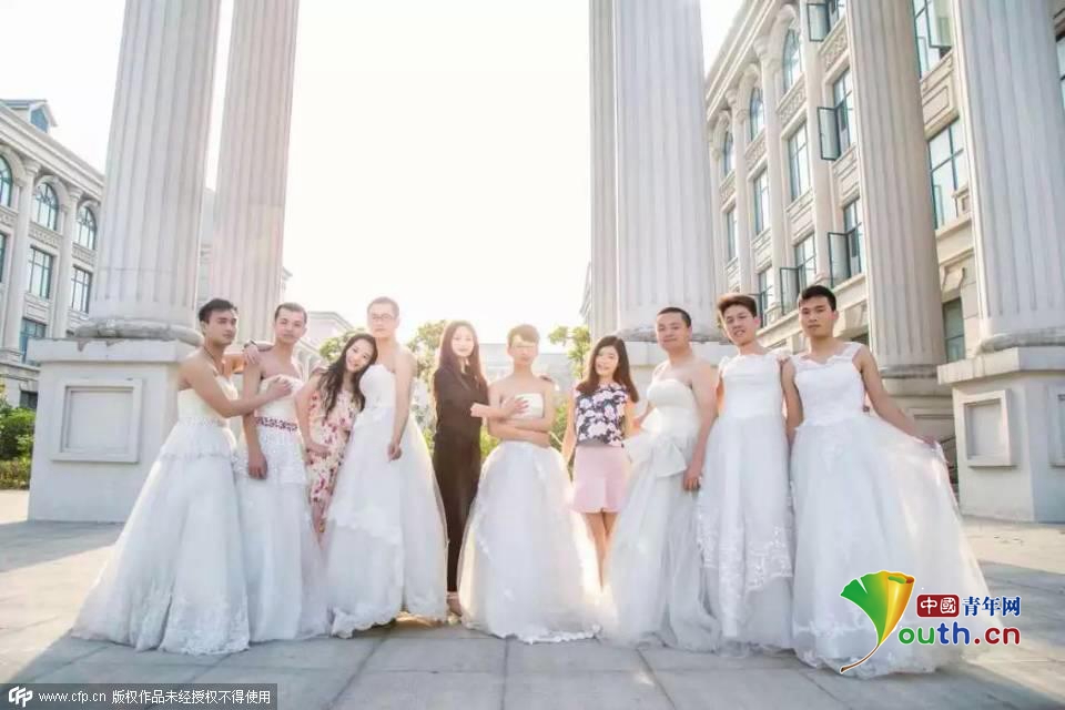 商丘男生集体穿婚纱 留特别毕业回忆