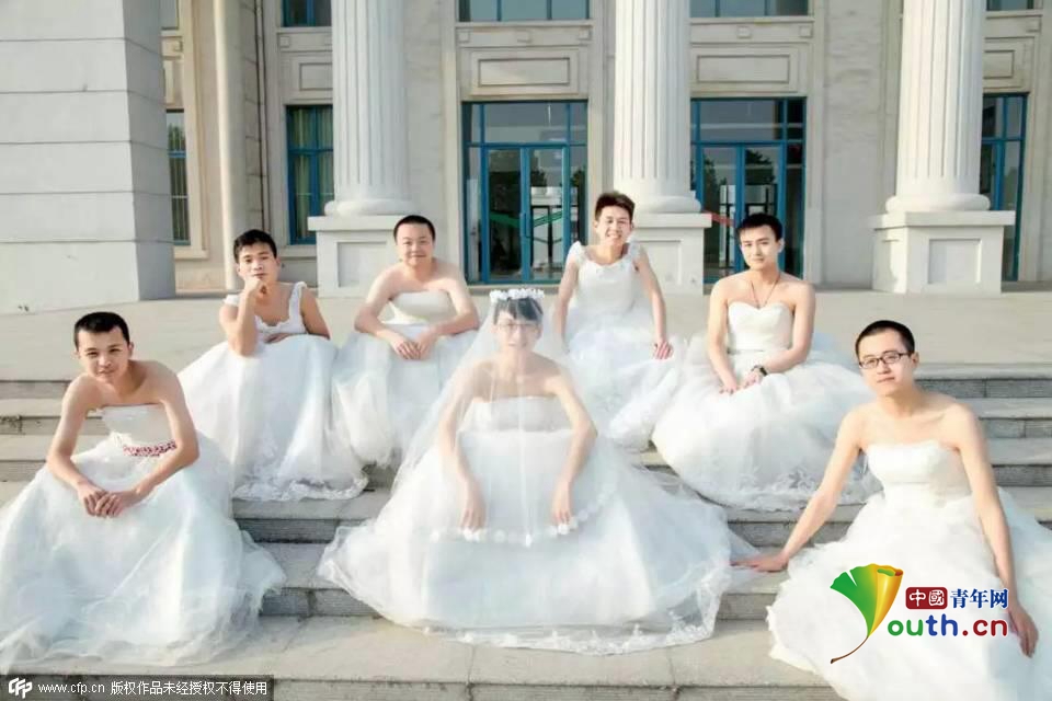 商丘男生集体穿婚纱 留特别毕业回忆