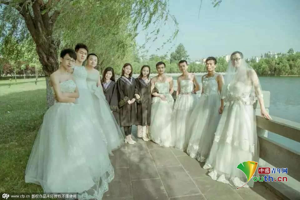 商丘男生集体穿婚纱 留特别毕业回忆
