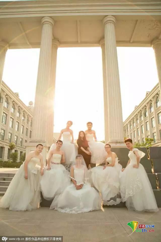 商丘男生集体穿婚纱 留特别毕业回忆