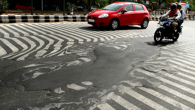 新德里的一条道路融化，斑马线变得扭曲模糊。