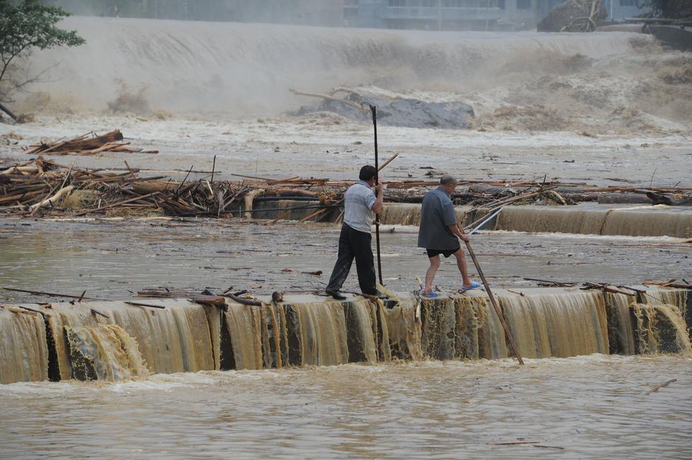 贵州雷山遭暴雨袭击 村民在洪水中淡定捞鱼