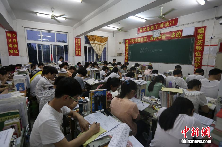 河南考生备战高考 标语口号贴满教室