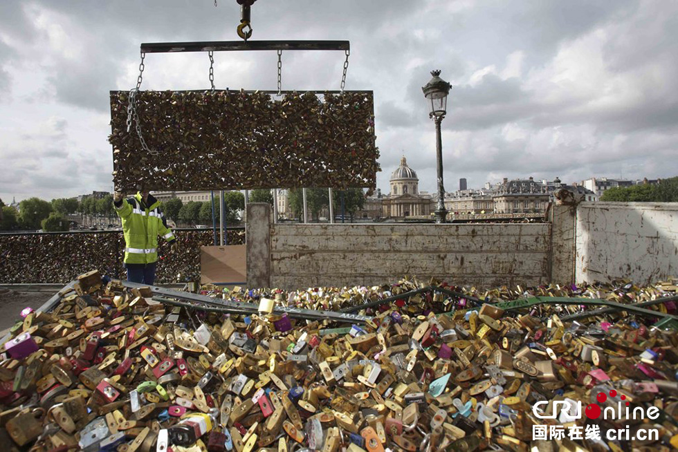 巴黎移除45吨重“同心锁“ 为爱情桥减负