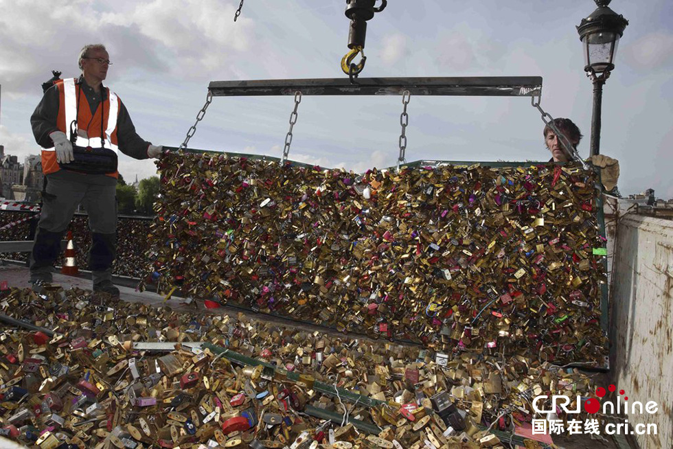 巴黎移除45吨重“同心锁“ 为爱情桥减负