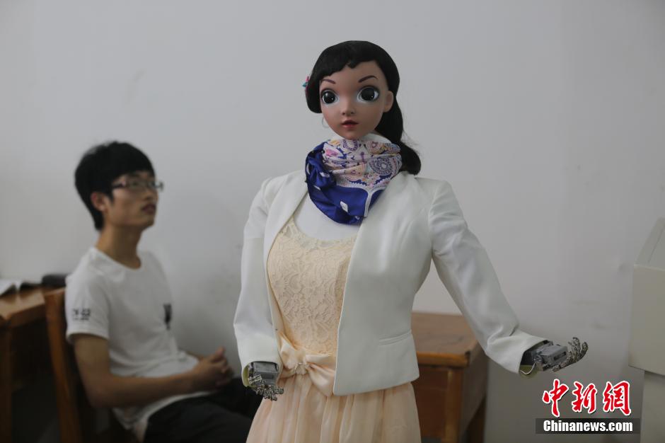 江西高校现“美女机器人”讲课 能与同学交流