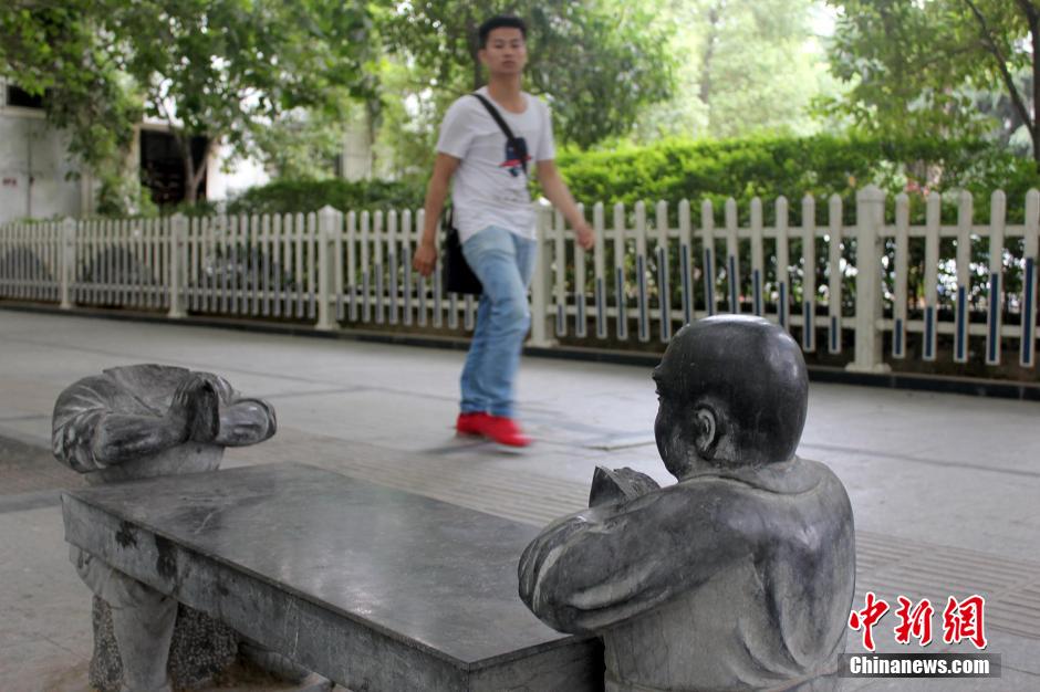 郑州“少林武僧”石雕遭破坏 市民惋惜怒斥