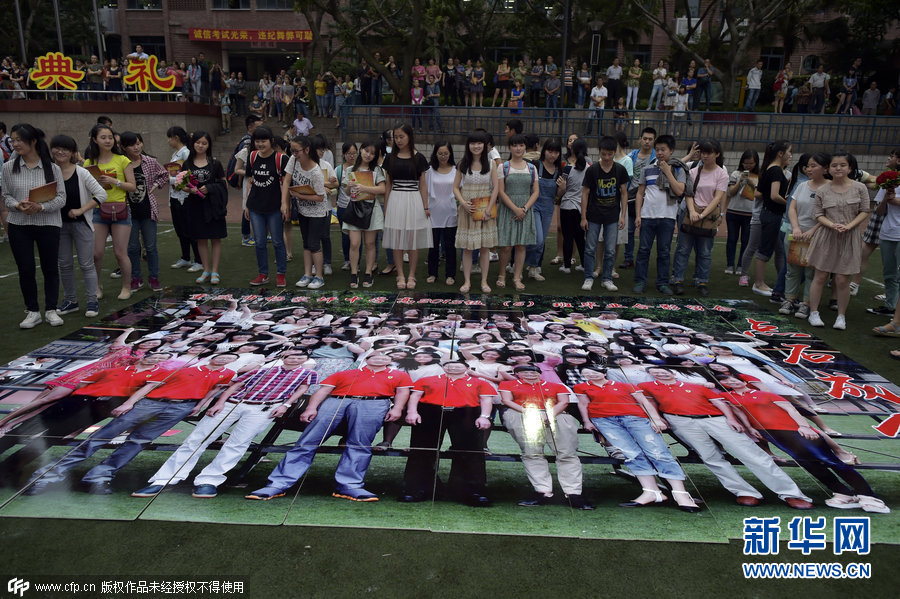 重庆千余名高考毕业生汇聚操场摆放班级毕业合影照