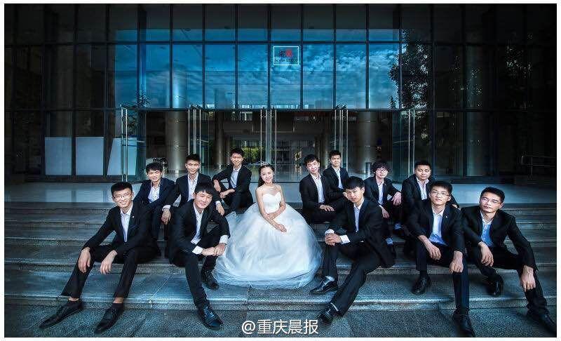 女大学生穿婚纱与男同学拍毕业照