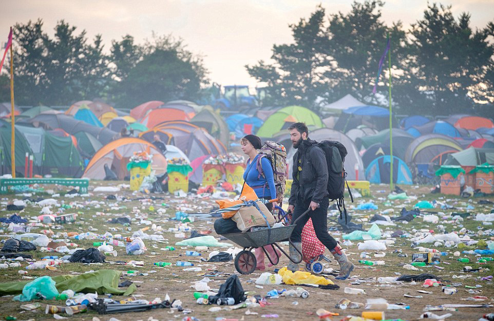 英国最大露天音乐节落幕 留下近1700吨垃圾