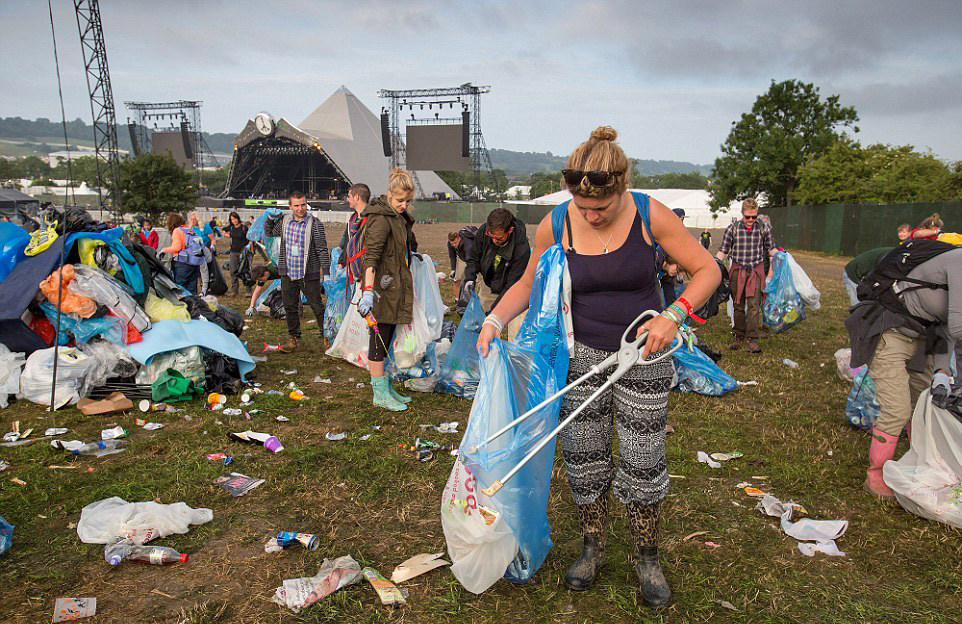 英国最大露天音乐节落幕 留下近1700吨垃圾