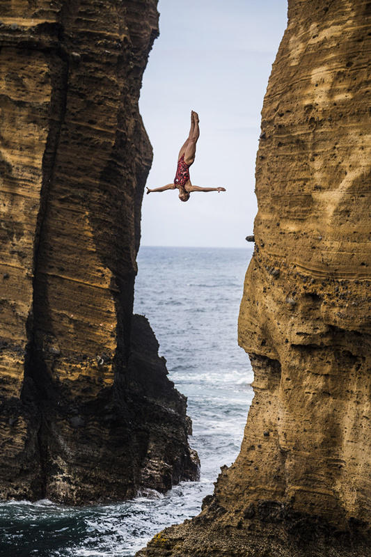 葡萄牙举行悬崖跳水 场面惊险壮观