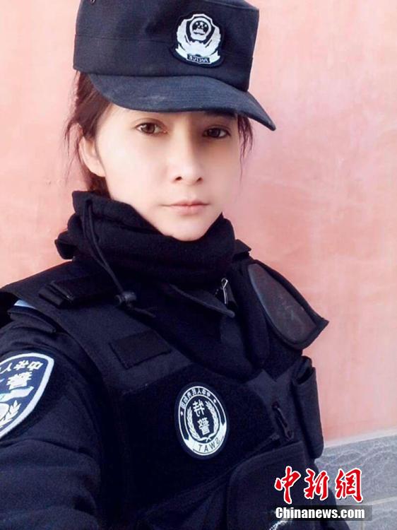 新疆兵团女民警生活照走红网络 被誉“最美警花”