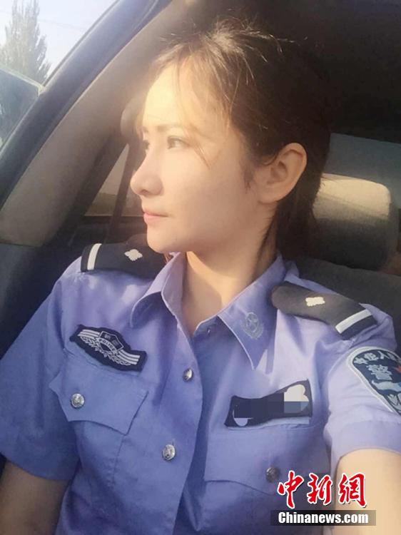 新疆兵团女民警生活照走红网络 被誉“最美警花”