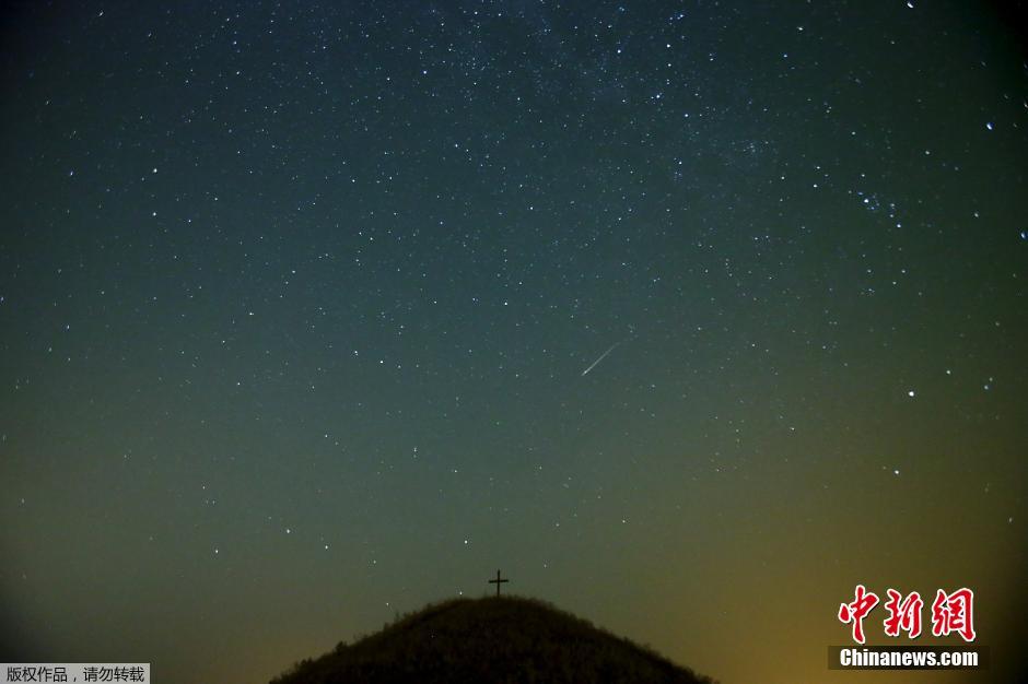 英仙座流星雨如期上演 夜空繁星美到窒息