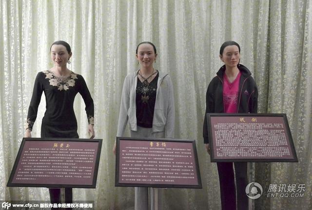 ，“华蓥山中外名人蜡像馆”中的蜡像，被网友称作“华蓥山农贸服装发布会”。