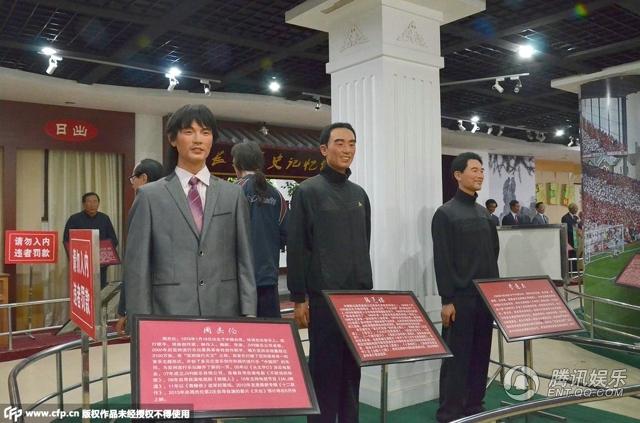 “华蓥山中外名人蜡像馆”中的蜡像，被网友称作“华蓥山农贸服装发布会”。