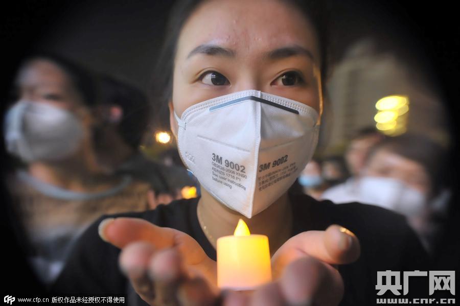 天津港爆炸事故头七祭 市民悼念