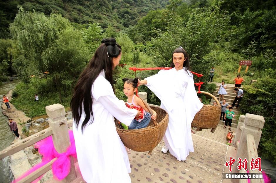 七夕当日，河南豫西大峡谷,真实上演“牛郎织女渡鹊桥”。