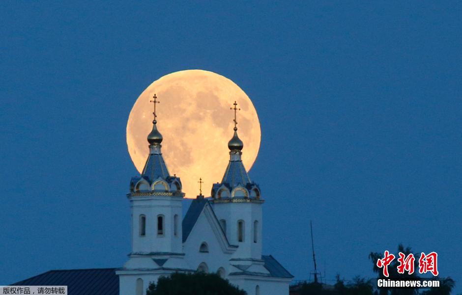图为白俄罗斯首都明斯克150公里外的一处教堂，映照在明月的光芒下，美轮美奂。