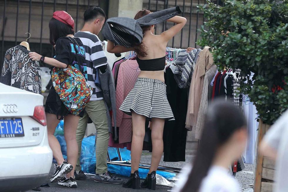 杭州街头女模当街更衣 市民批不雅