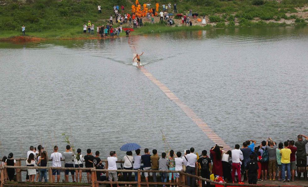 南少林武僧创“水上漂”125米纪录