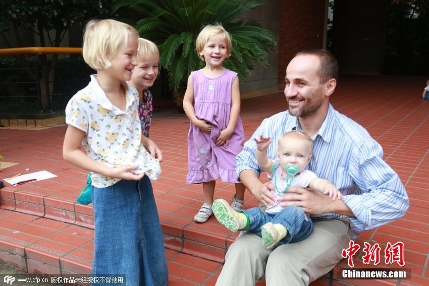波兰夫妻痴迷中国文化 带着六个女儿来留学