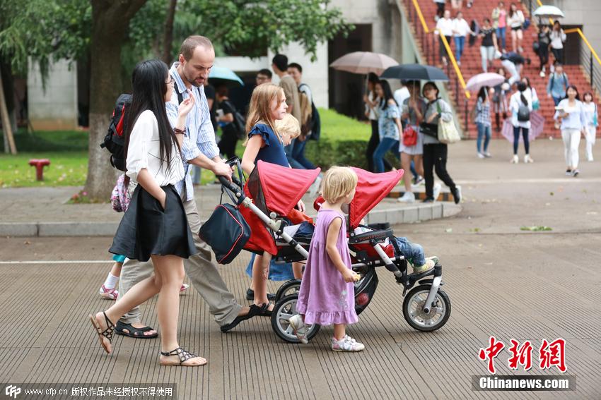 波兰夫妻痴迷中国文化 带着六个女儿来留学