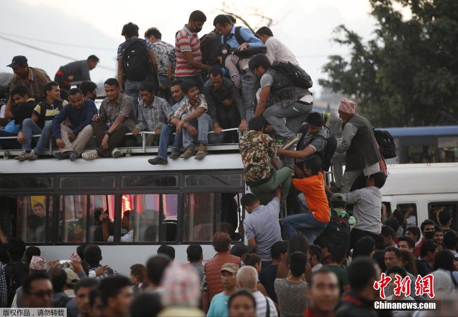 尼泊尔公交限量发车 乘客“包围”巴士