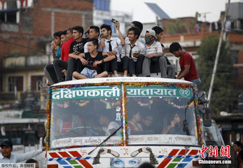 尼泊尔公交限量发车 乘客“包围”巴士