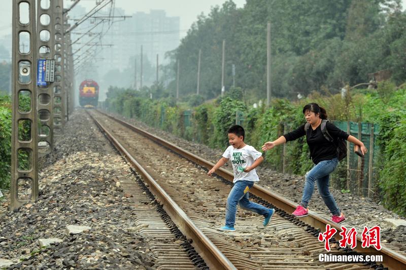 “玩命”回家路 数百小学生横穿铁路上下学