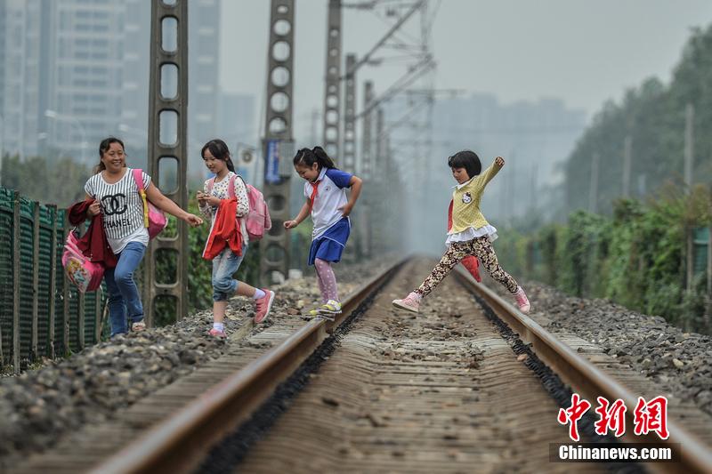 “玩命”回家路 数百小学生横穿铁路上下学