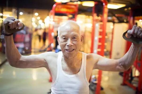 他是93岁的“型爷”，不是年轻的运动员或健身教练，而是一名年逾九旬的普通广州老人。