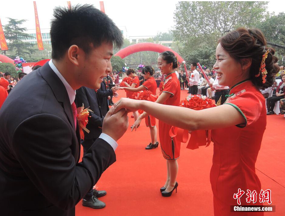 10月18日，农历九月初六，40对来郑创业务工人员在郑州市总工会的支持下举办了一场免费集体婚礼。