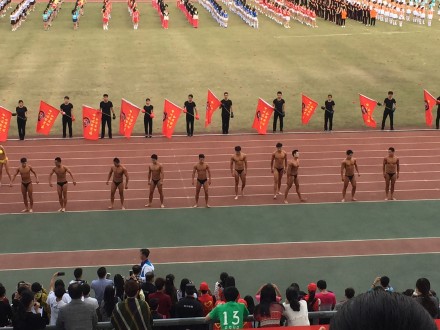 杭州某大学秋季运动会开幕式 裸男大秀肌肉